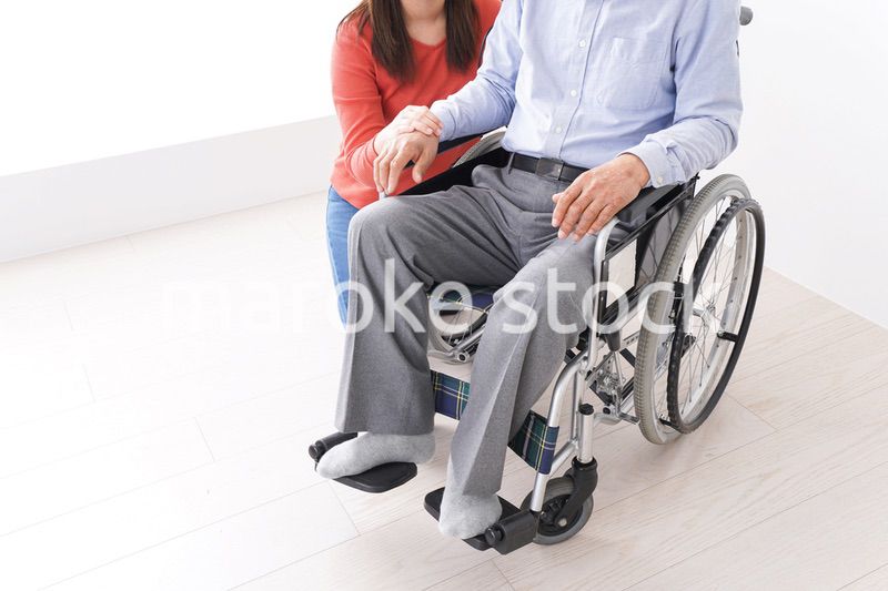 高齢者の介護をする女性