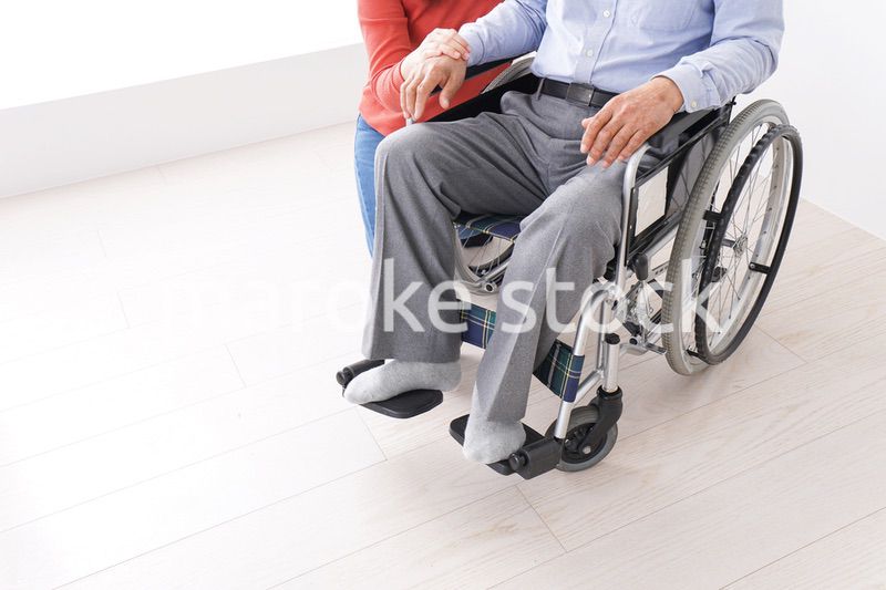 高齢者の介護をする女性