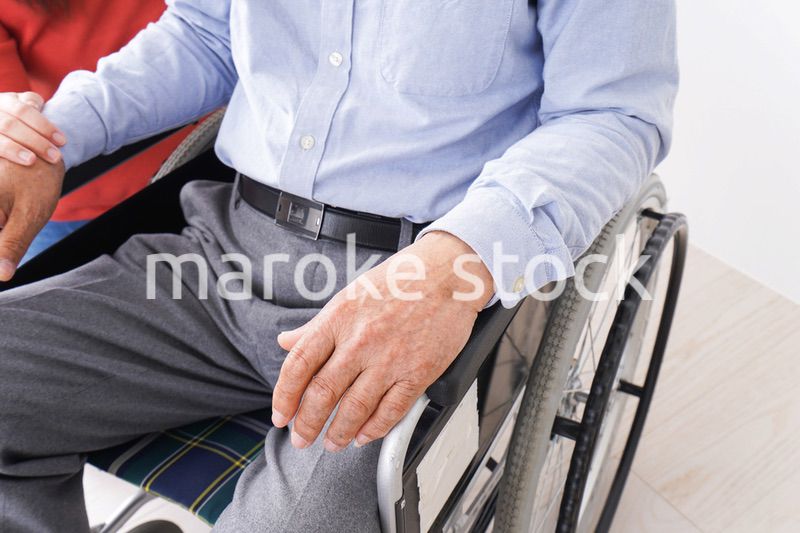 高齢者の介護をする女性