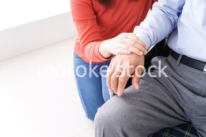 高齢者の介護をする女性