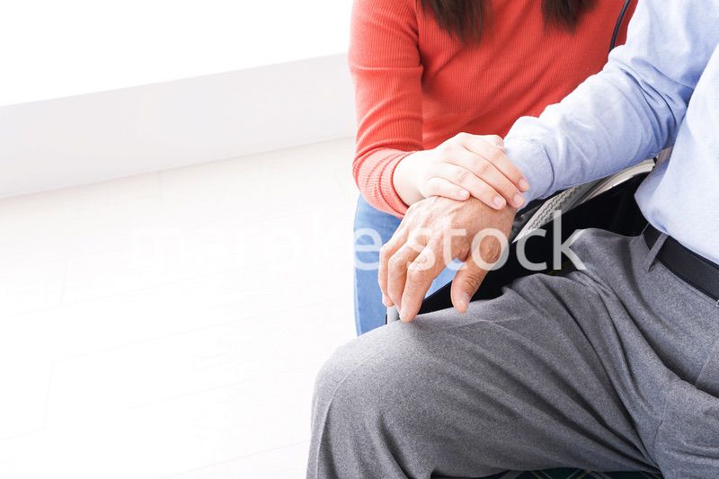 高齢者の介護をする女性