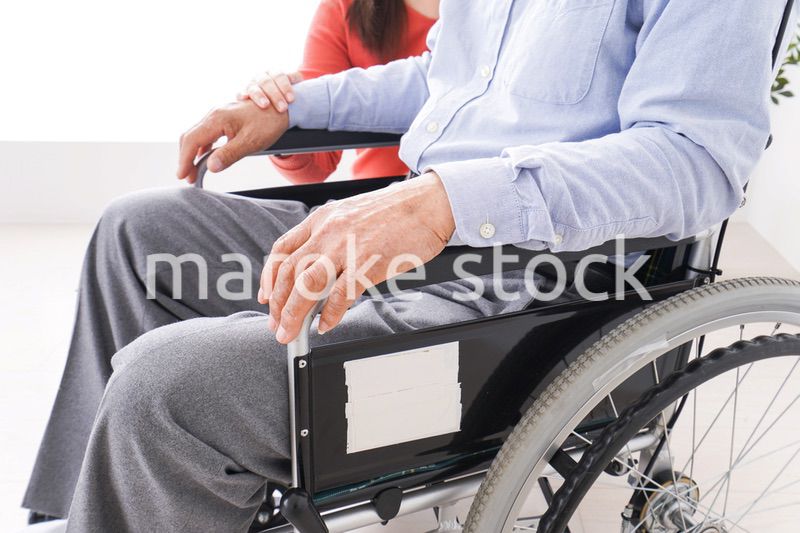 高齢者の介護をする女性