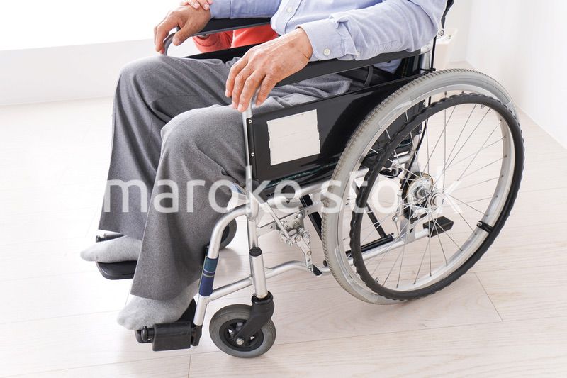 高齢者の介護をする女性