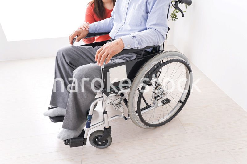 高齢者の介護をする女性