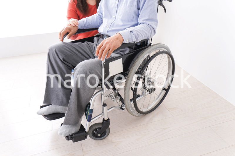 高齢者の介護をする女性