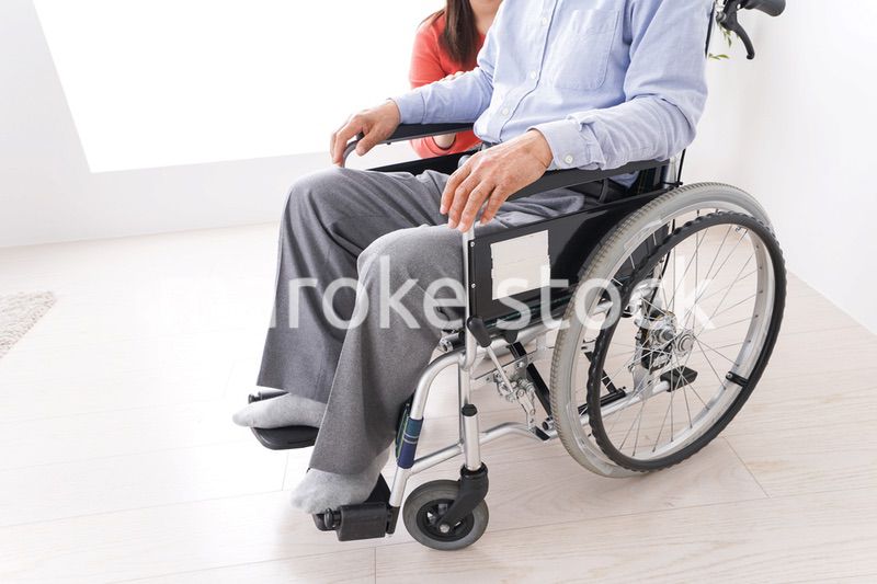 高齢者の介護をする女性