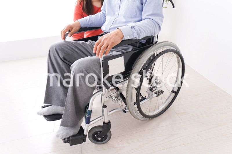 高齢者の介護をする女性