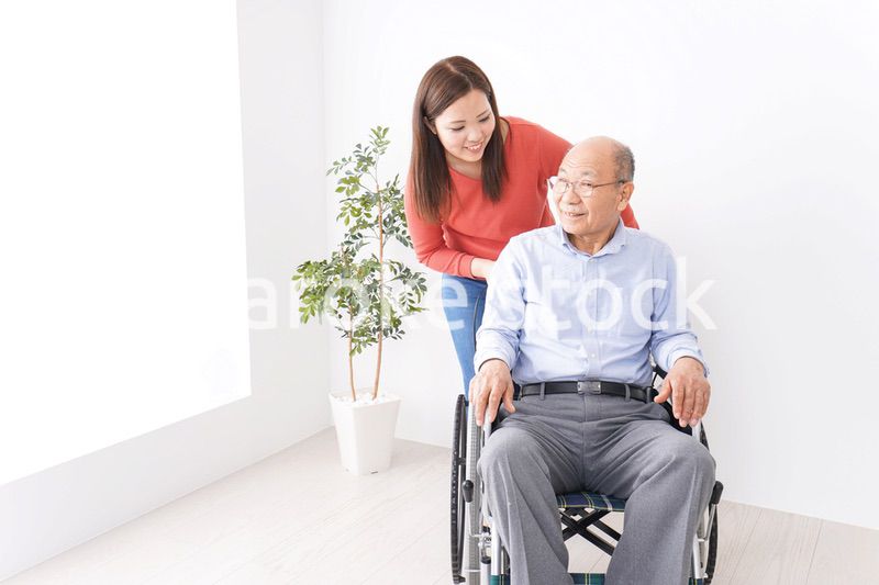 高齢者の介護をする女性