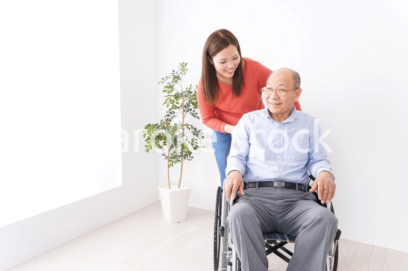 高齢者の介護をする女性