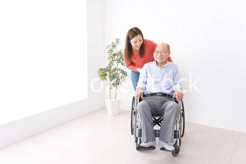 高齢者の介護をする女性