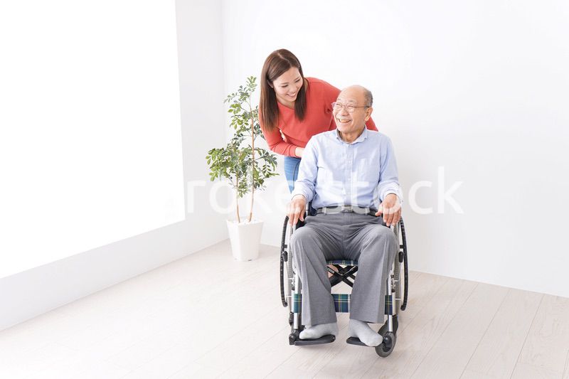 高齢者の介護をする女性