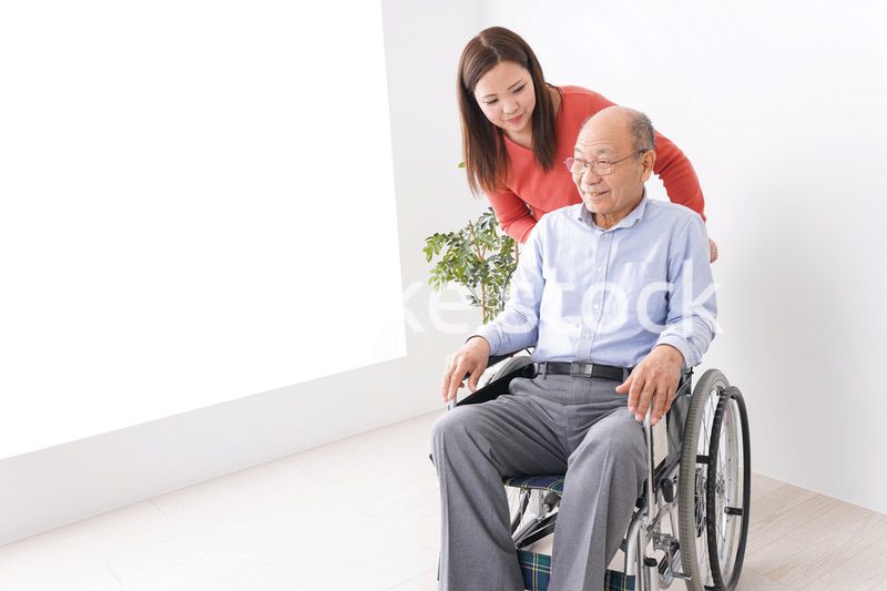 高齢者の介護をする女性