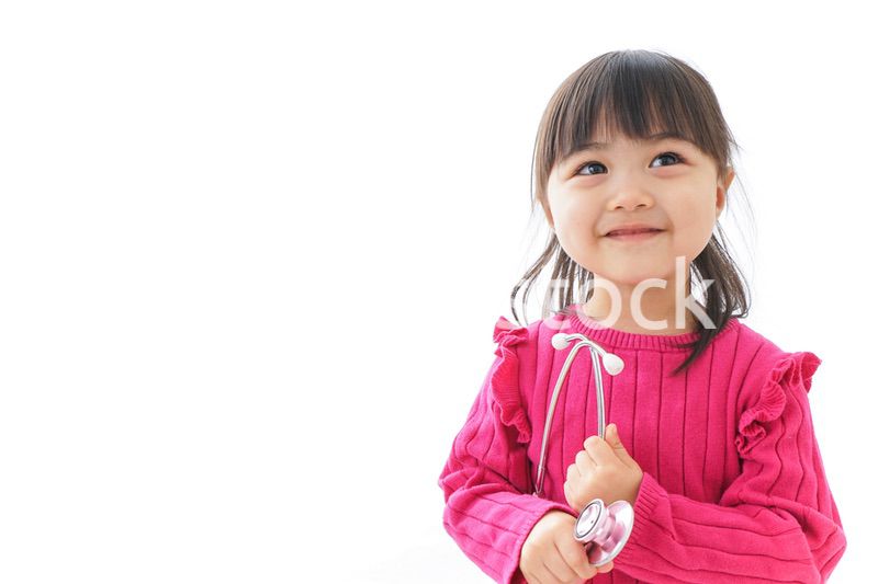お医者さんごっこをする子ども