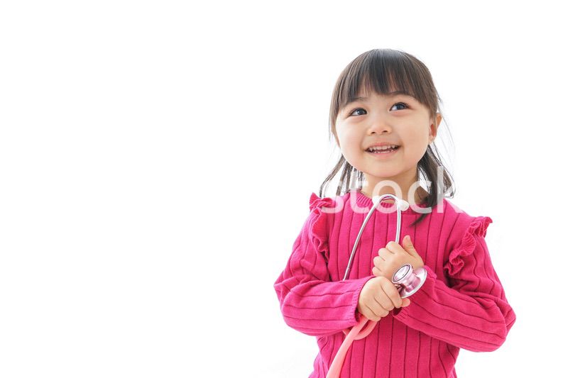 お医者さんごっこをする子ども