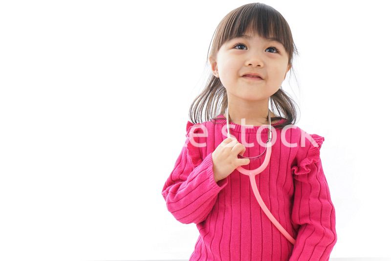お医者さんごっこをする子ども