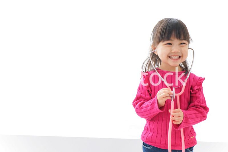 お医者さんごっこをする子ども