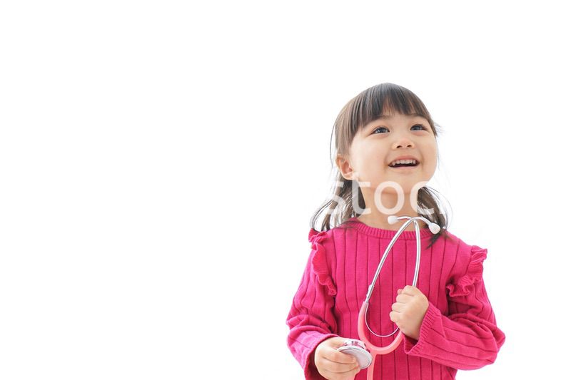 お医者さんごっこをする子ども