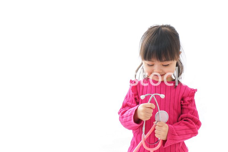 お医者さんごっこをする子ども