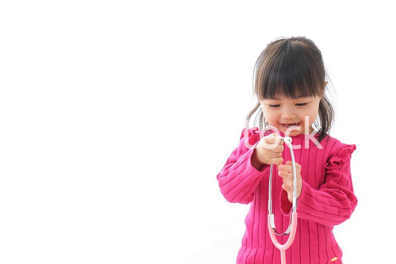 お医者さんごっこをする子ども