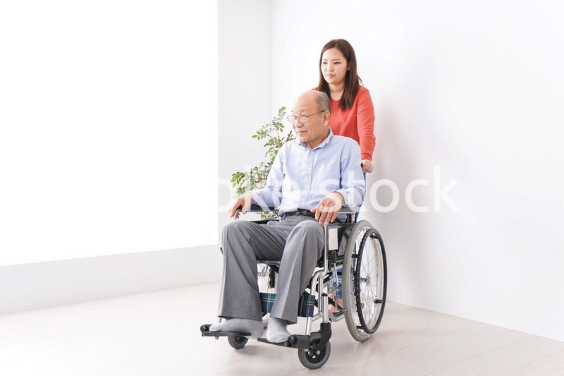 高齢者の介護をする女性