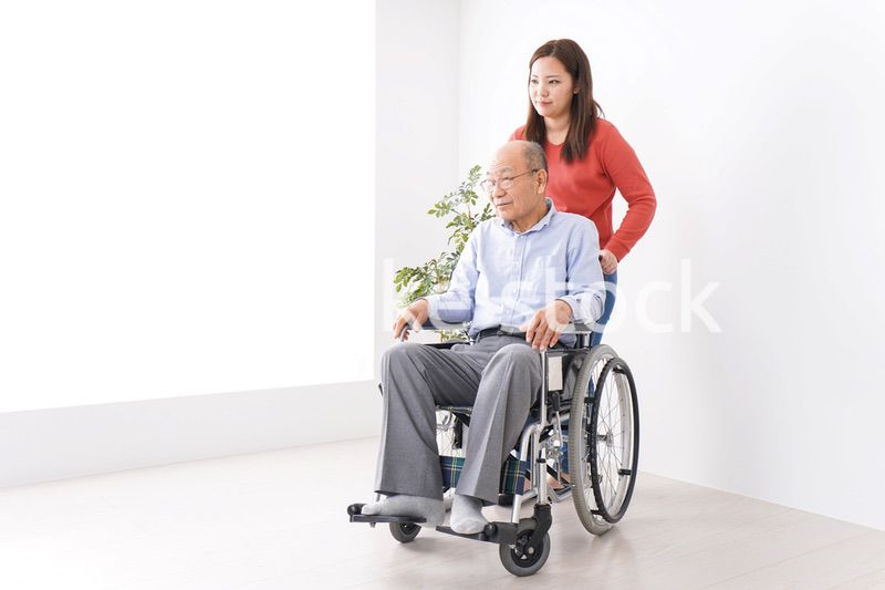 高齢者の介護をする女性