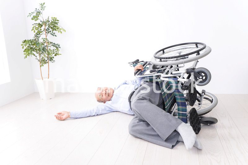 車椅子から転倒した高齢の男性