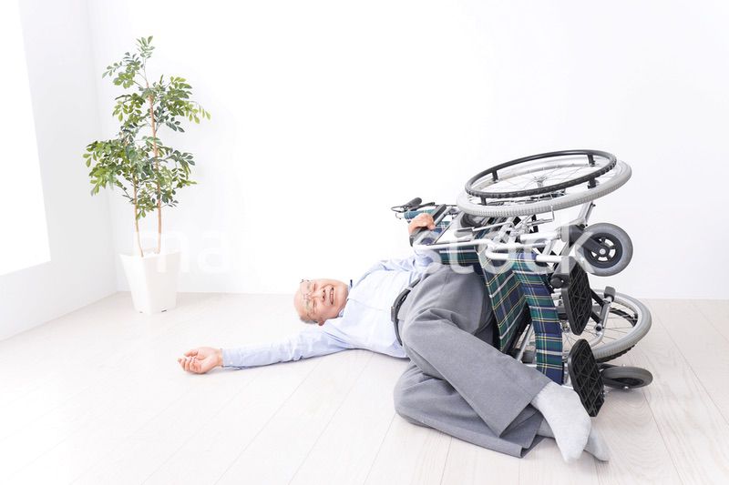 車椅子から転倒した高齢の男性