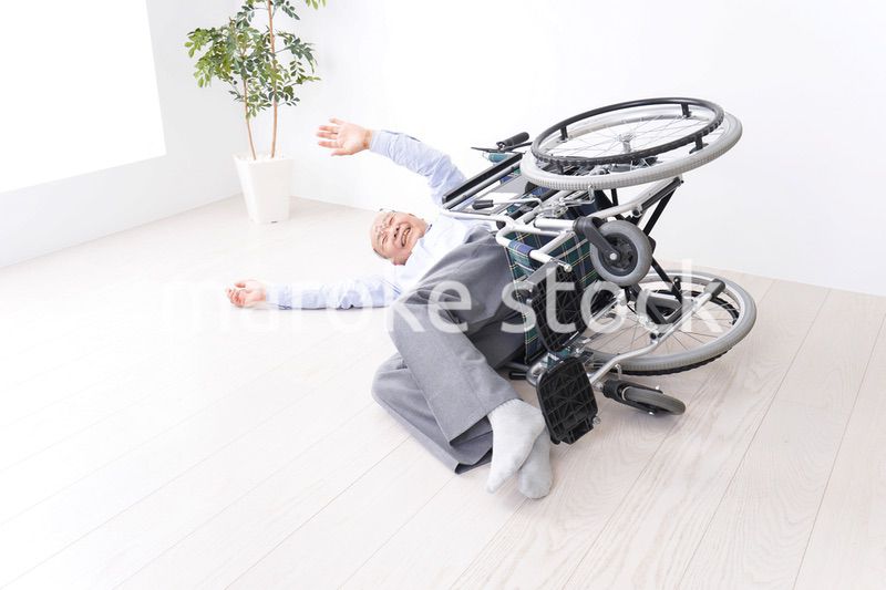 車椅子から転倒した高齢の男性