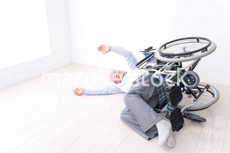 車椅子から転倒した高齢の男性