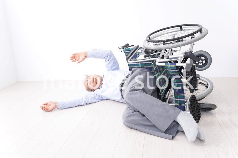 車椅子から転倒した高齢の男性