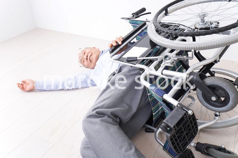 車椅子から転倒した高齢の男性