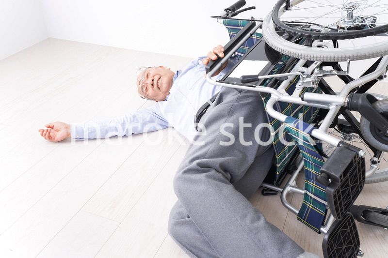 車椅子から転倒した高齢の男性