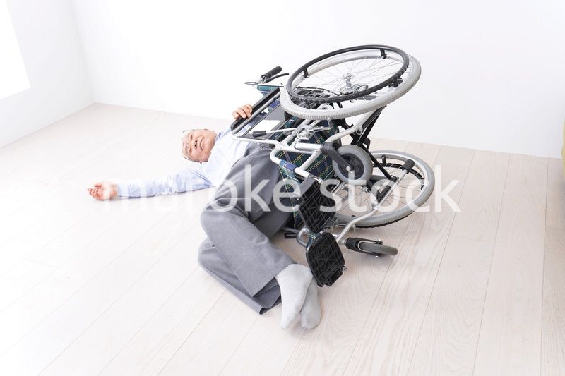 車椅子から転倒した高齢の男性