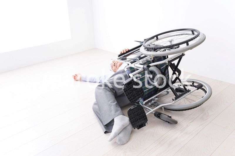 車椅子から転倒した高齢の男性