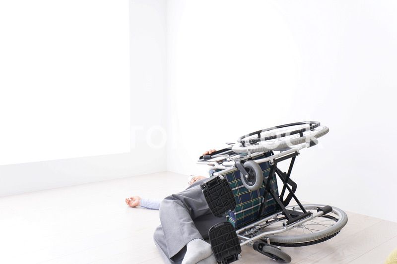 車椅子から転倒した高齢の男性