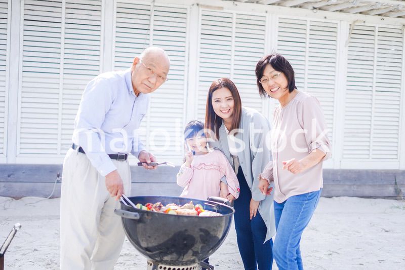 家族でバーベキューをする幸せな家庭