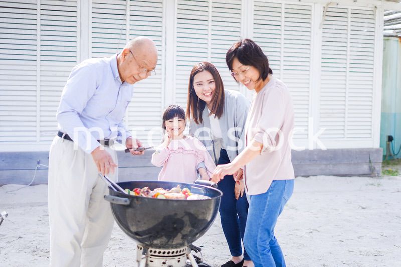 家族でバーベキューをする幸せな家庭