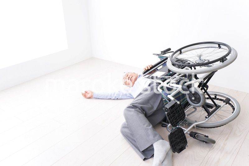 車椅子から転倒した高齢の男性