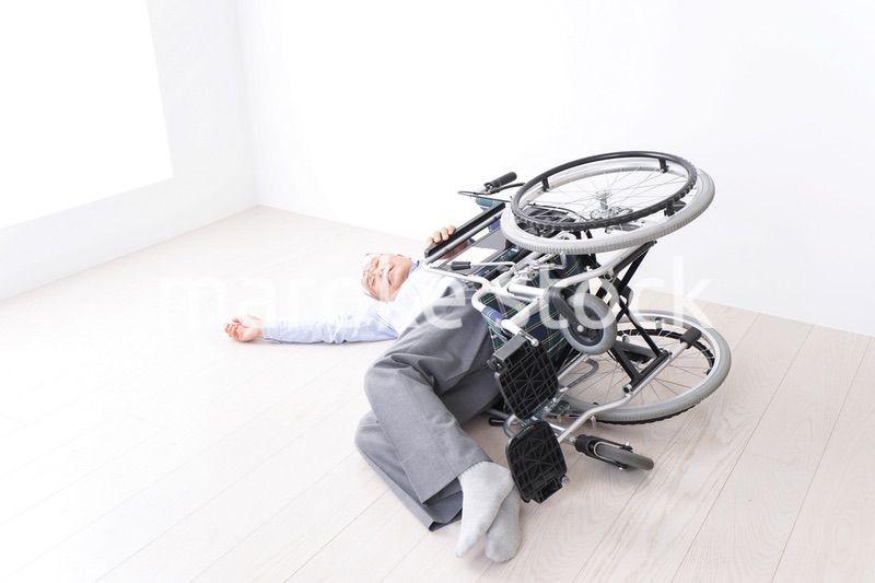 車椅子から転倒した高齢の男性