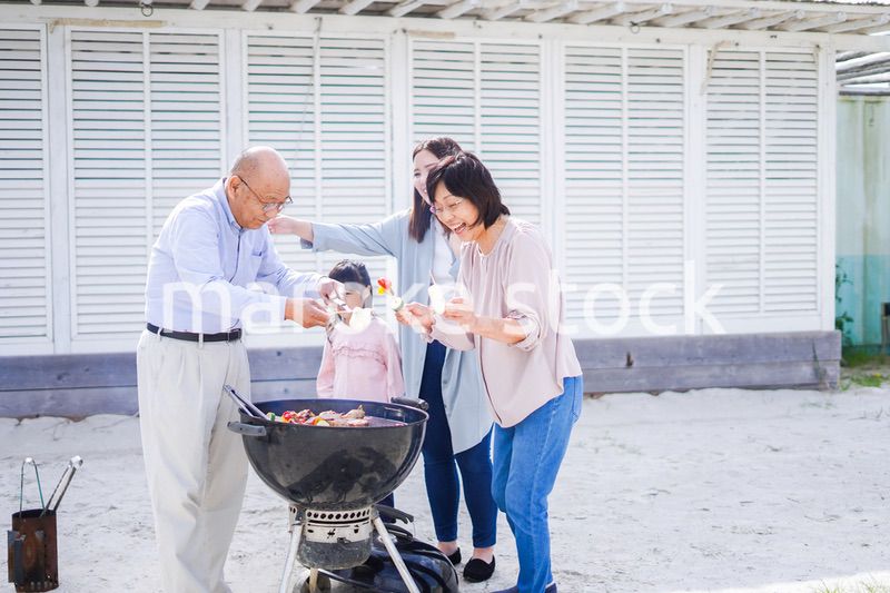 家族でバーベキューをする幸せな家庭