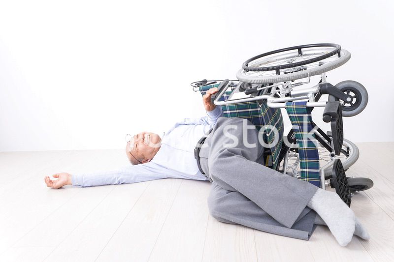 車椅子から転倒した高齢の男性