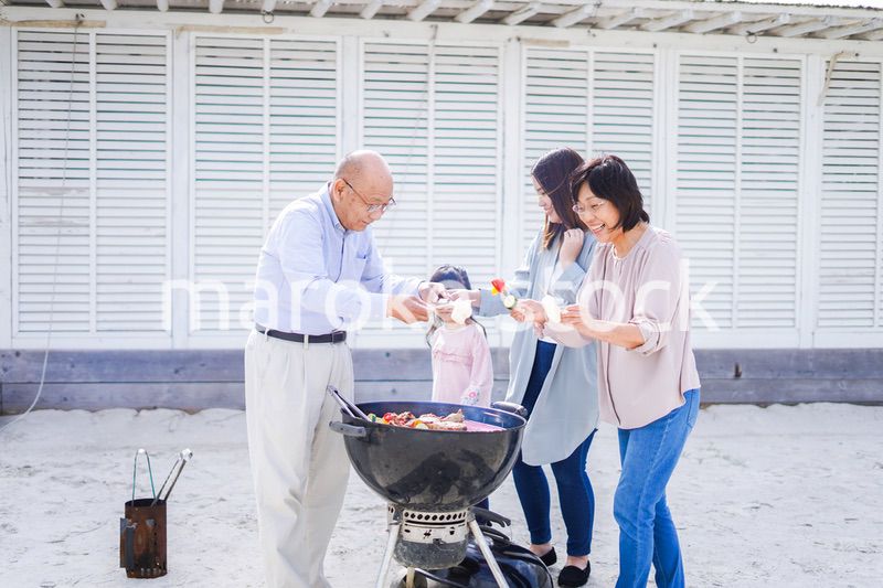 家族でバーベキューをする幸せな家庭