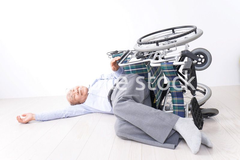 車椅子から転倒した高齢の男性