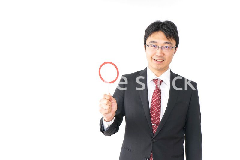 丸印を示すビジネスマン