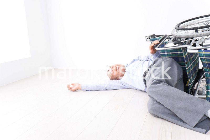 車椅子から転倒した高齢の男性