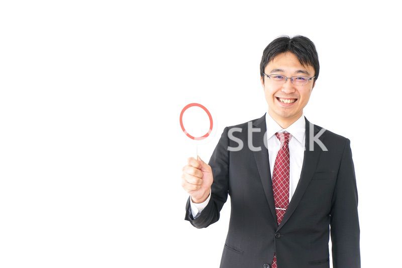 丸印を示すビジネスマン