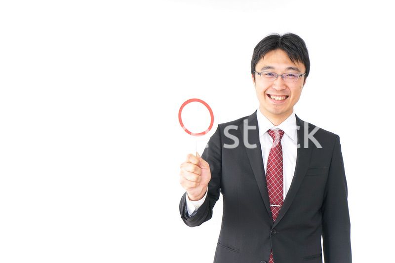 丸印を示すビジネスマン