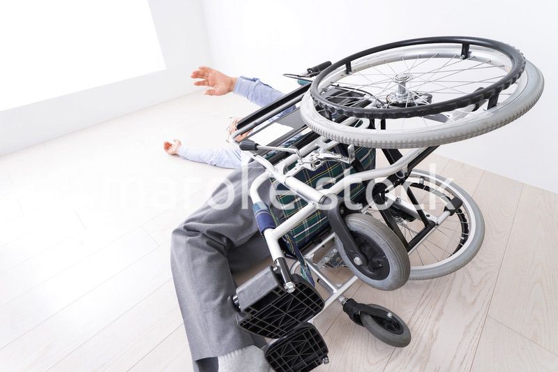 車椅子から転倒した高齢の男性