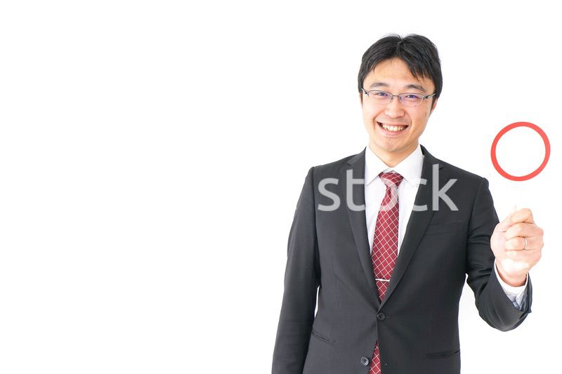 丸印を示すビジネスマン