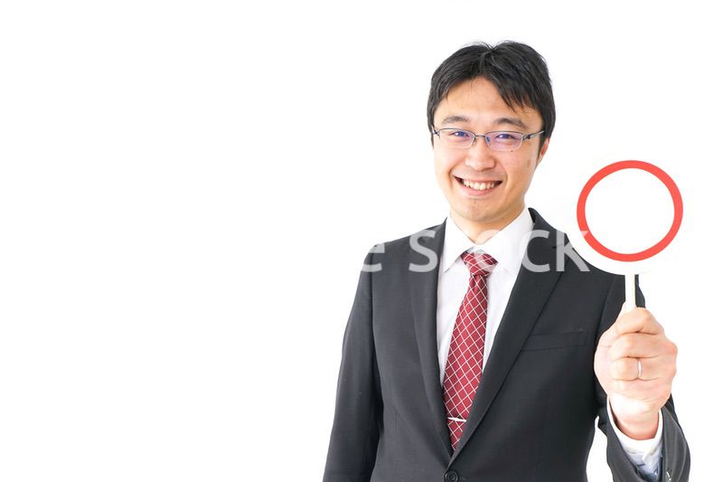 丸印を示すビジネスマン